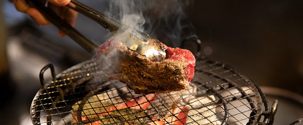 テーブルを囲んで食べる“炭火イタリアン”