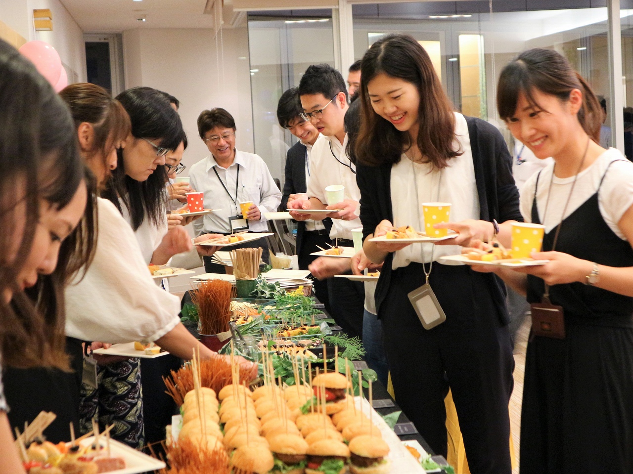 会長の卒寿をサプライズでお祝い ケータリングでパーティー会場がより一層華やかに シェフコレ