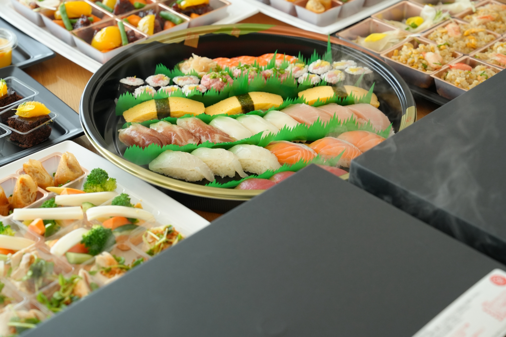 一部の料理は紐を引っ張るだけで簡単に温めができます。湯気が出てきて盛り上がります!